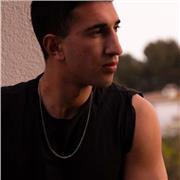 Soy español, de origen catalán con vocación para compartir mi conocimiento de la lengua a gente que lo quiera aprender.